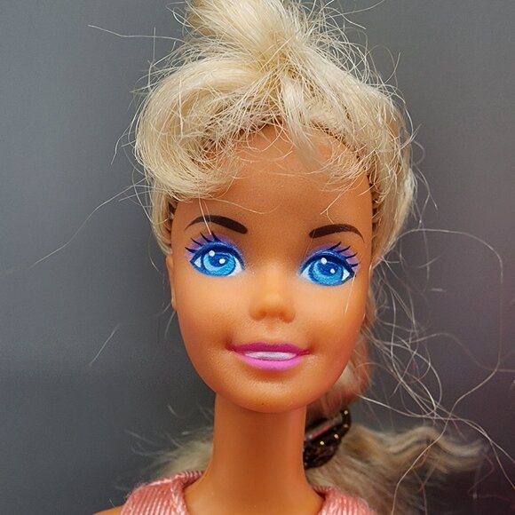 Vintage Mattel Barbie Doll Lot with 36 Clothing Pieces - Some Need Repair - Picture 7 of 16